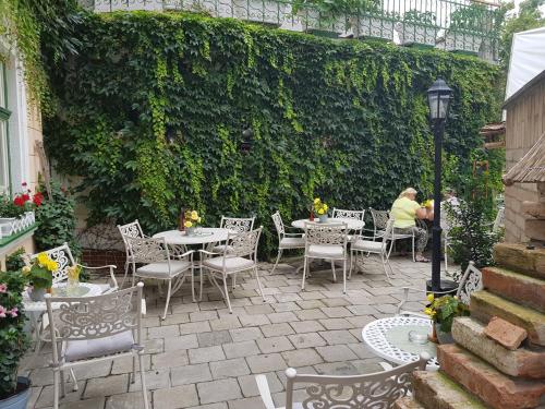 Kert, Villa Vodicka near Pöstyéni repülőtér