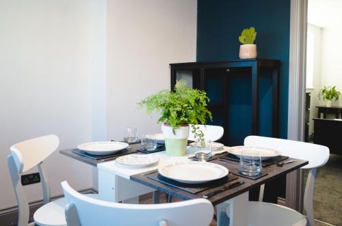 บริการและสิ่งอำนวยความสะดวก, Warwick Road Studios in เบรคคอนสไฟล์