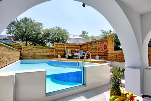 Double Room With Private Pool (Swim Up)