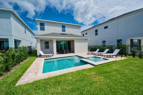 Cozy Home by Rentyl Near Disney with Private Pool & Resort Amenities - 7416M in Orlando, USA