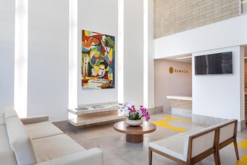 大堂, Ramada by Wyndham Macae Hotel & Suites in 中心