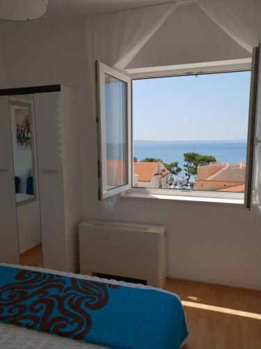 One-Bedroom Apartment with Balcony and Direct Sea View image 2