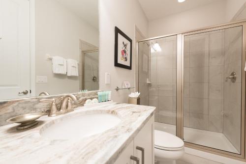 Exquisite Home with Theater & Themed Rooms near Disney - 7664F - image 5