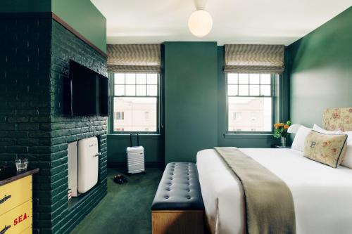 Deluxe King Room with View