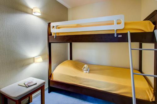 1 double bed, 1 twin bed, 2 bunk beds, 1 sofa bed