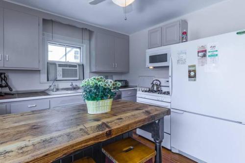 Charming Harvard Victorian - image 2
