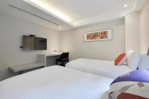 Superior Twin Room image 5