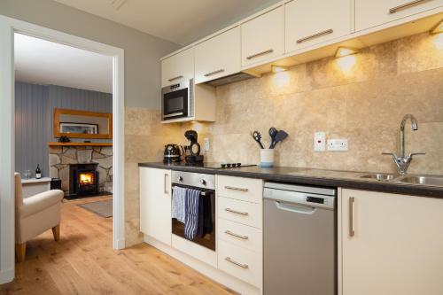 кухня, Highland Holiday Cottages in Лагган