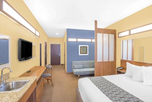 Microtel Inn & Suites By Wyndham Chili/Rochester Airport