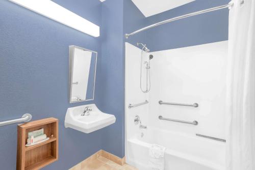 Microtel Inn & Suites Chili/Rochester - image 9