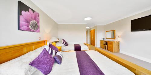 1 queen bed, 1 twin bed
