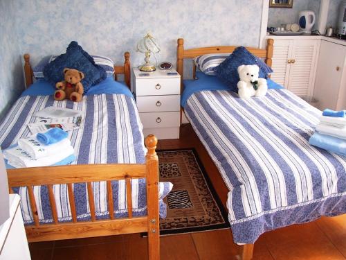 2 twin beds