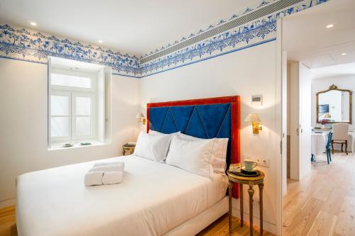 1 queen bed, 2 sofa beds