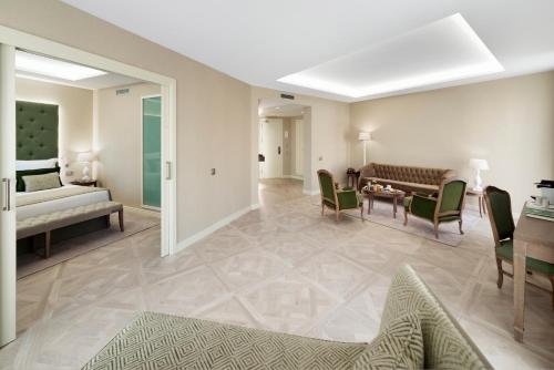 Colón Hotel Barcelona - image 7