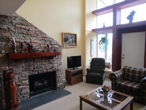 High Ceiling Skyleaf A9 Condo in Sugar Mountain, USA