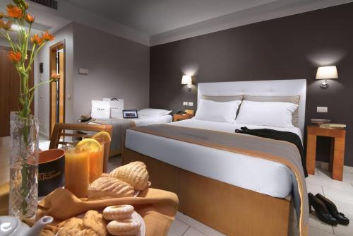 1 queen bed, 1 twin bed