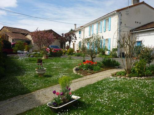 Les Hirondelles Du Paradis 6 rue des Oiseaux chambre d'hôte Cellefrouin