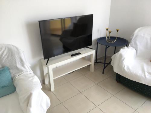  Casa Santa Ana com parking frente á praia in Sesimbra