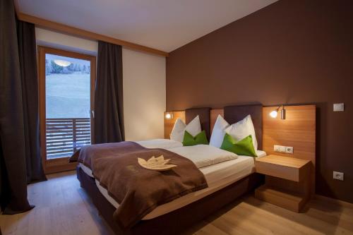 1 queen bed, 1 sofa bed