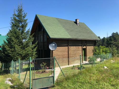 Kuca u borju - House in pines