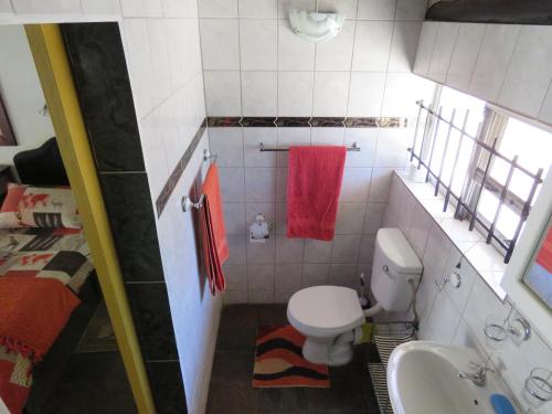 Vonios kambarys, Lion's Den Guesthouse in Otjiwarongo