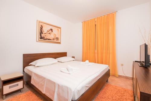 SELF ISOLATED - free parking private jacuzzi terrace - image 4