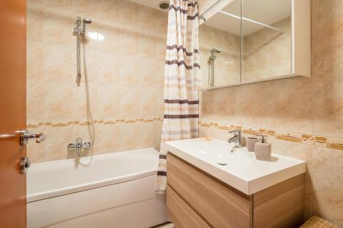 SELF ISOLATED - free parking private jacuzzi terrace - image 6