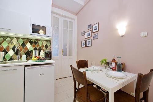 Green Door Family Apartment - image 8