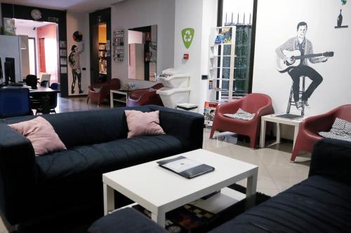 Alternative Creative Youth Hostel Barcelona - image 2