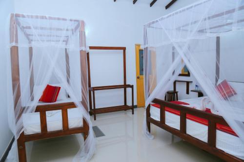 Triple Room with Garden View image 10