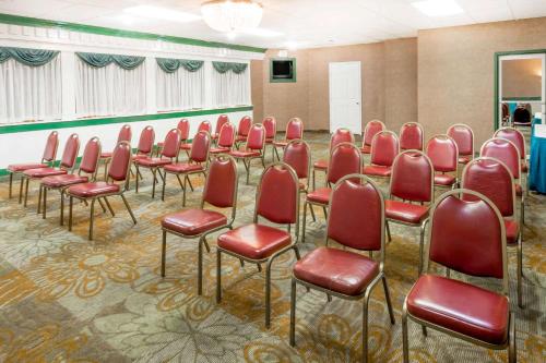 Ramada by Wyndham Roanoke - image 6