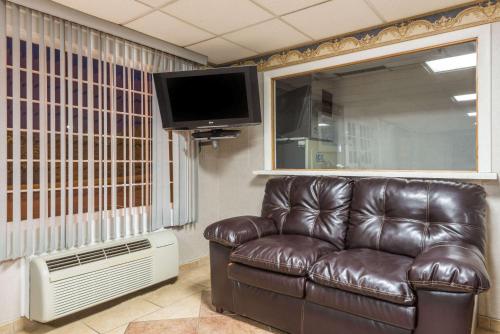 Super 8 by Wyndham Old Saybrook in Old Saybrook, USA
