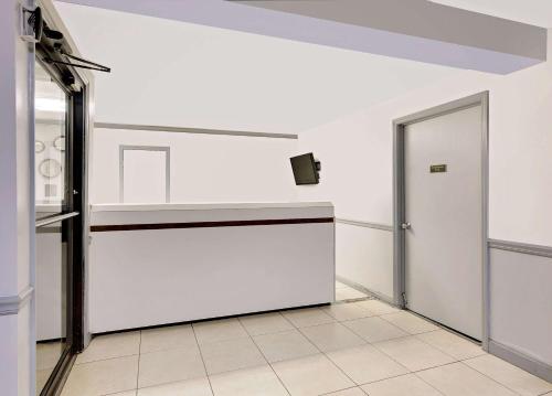 Lobby, Super 8 By Wyndham Athens in Athens (TN)