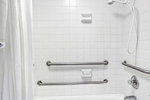 Super 8 by Wyndham Kissimmee - image 3