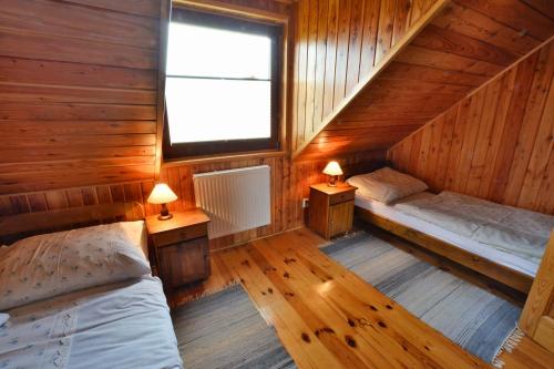 2 bedrooms, 5 beds