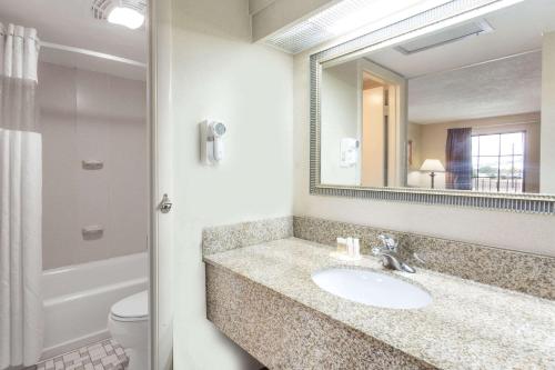 Days Inn by Wyndham Camp Springs Andrews AFB in Camp Springs, USA