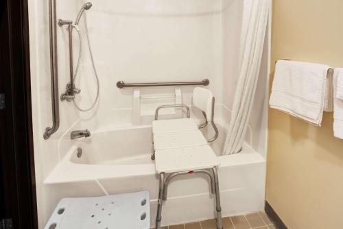 Super 8 by Wyndham Heath/Newark - image 2