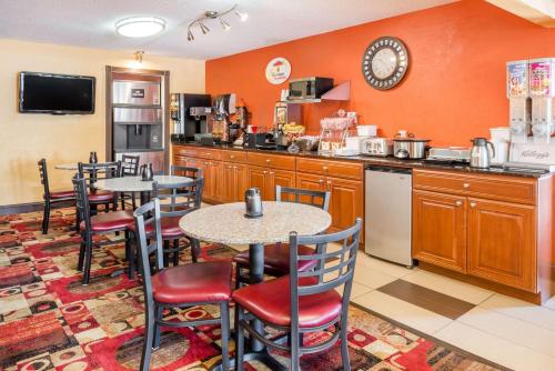 Super 8 by Wyndham Jacksonville - image 3