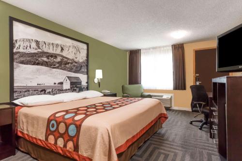 Super 8 by Wyndham LaGrande - image 4