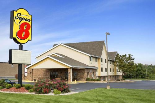 Super 8 by Wyndham Alton - Accommodation