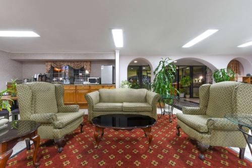 Super 8 by Wyndham Burleson Fort Worth Area in Burleson, USA
