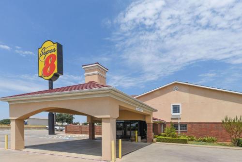 Super 8 by Wyndham Burleson Fort Worth Area - Hotel - Burleson