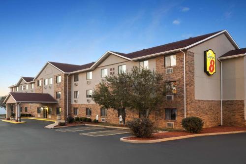 Super 8 by Wyndham Fairview Heights-St. Louis - Accommodation - Fairview Heights
