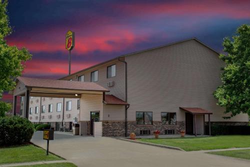 Super 8 by Wyndham Normal Bloomington