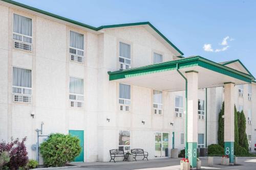 . Super 8 by Wyndham Dauphin