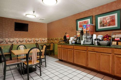 ห้องอาหาร, ซูเปอร์ 8 บาย วินด์แฮม พีโอเรีย อีสต์ (Super 8 By Wyndham Peoria East) in อีสต์ พีโอเรีย (IL)