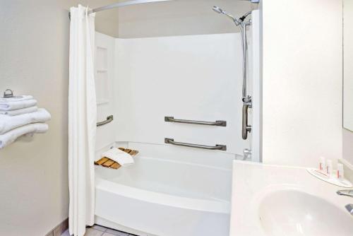 Queen Room - Mobility Access/Non-Smoking