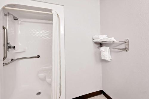 Super 8 by Wyndham Fayetteville - image 6