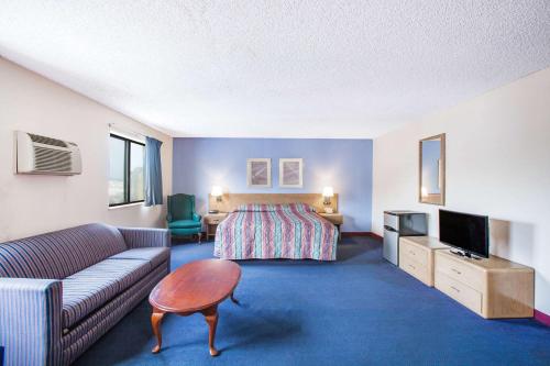 Super 8 by Wyndham Hot Springs in Hot Springs, USA