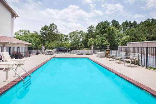 Super 8 by Wyndham Hot Springs in Hot Springs, USA